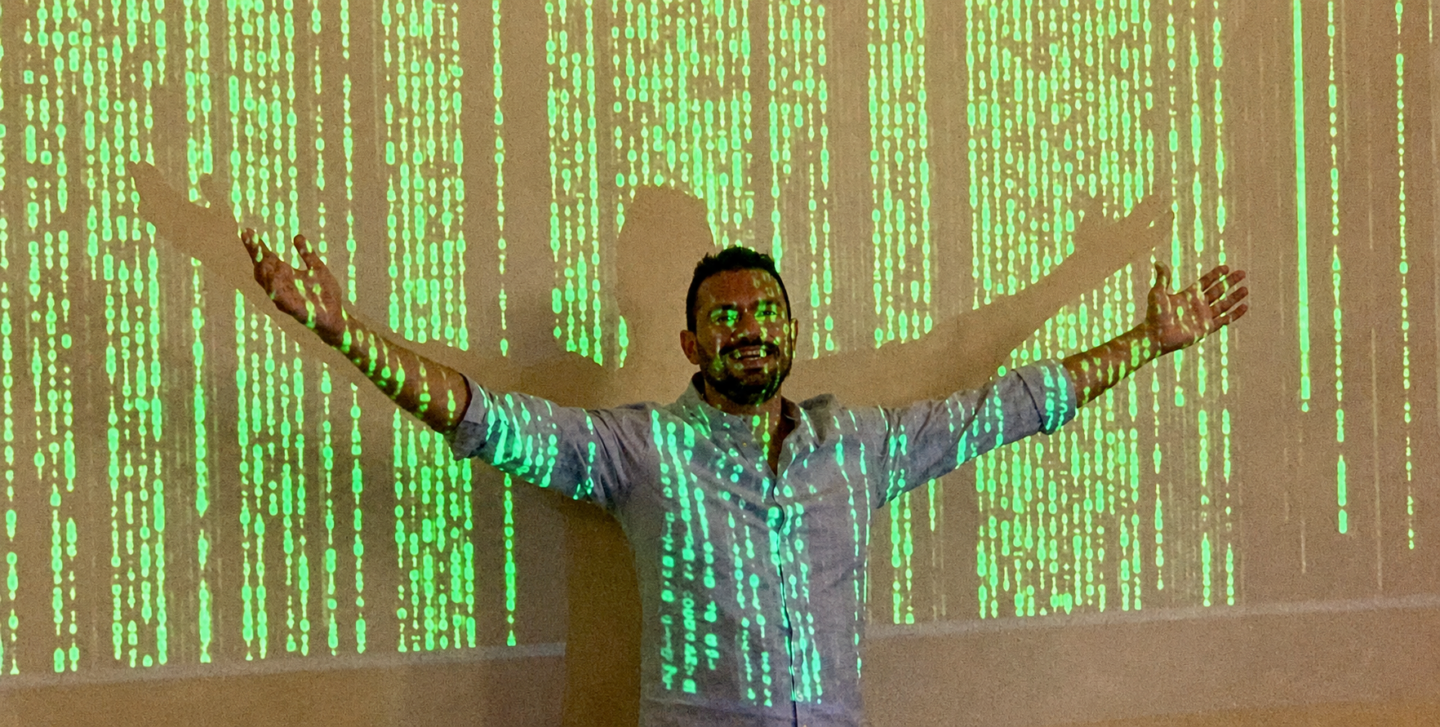 Alberto Sturiale durante una rappresentazione visiva del flusso di informazioni nei transiti planetari di Human Design