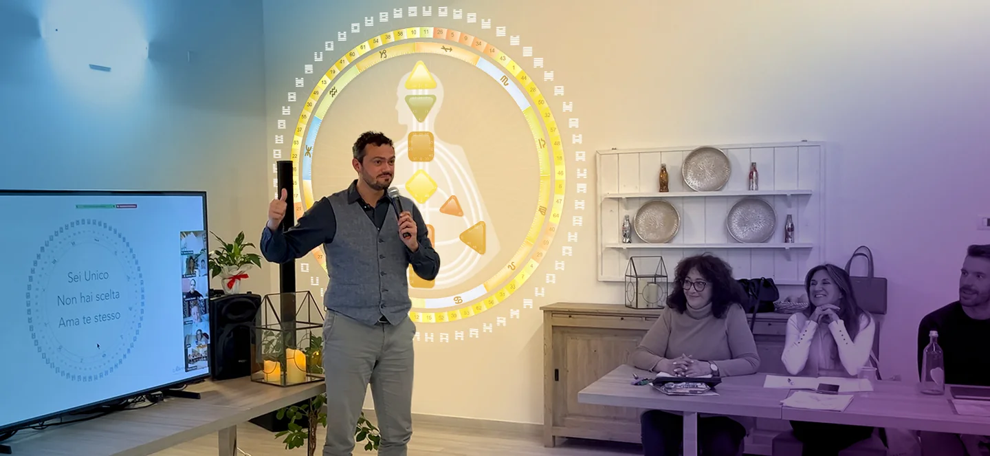 Alberto Sturiale conduce un incontro di Human Design con i partecipanti, davanti al Mandala del Rave